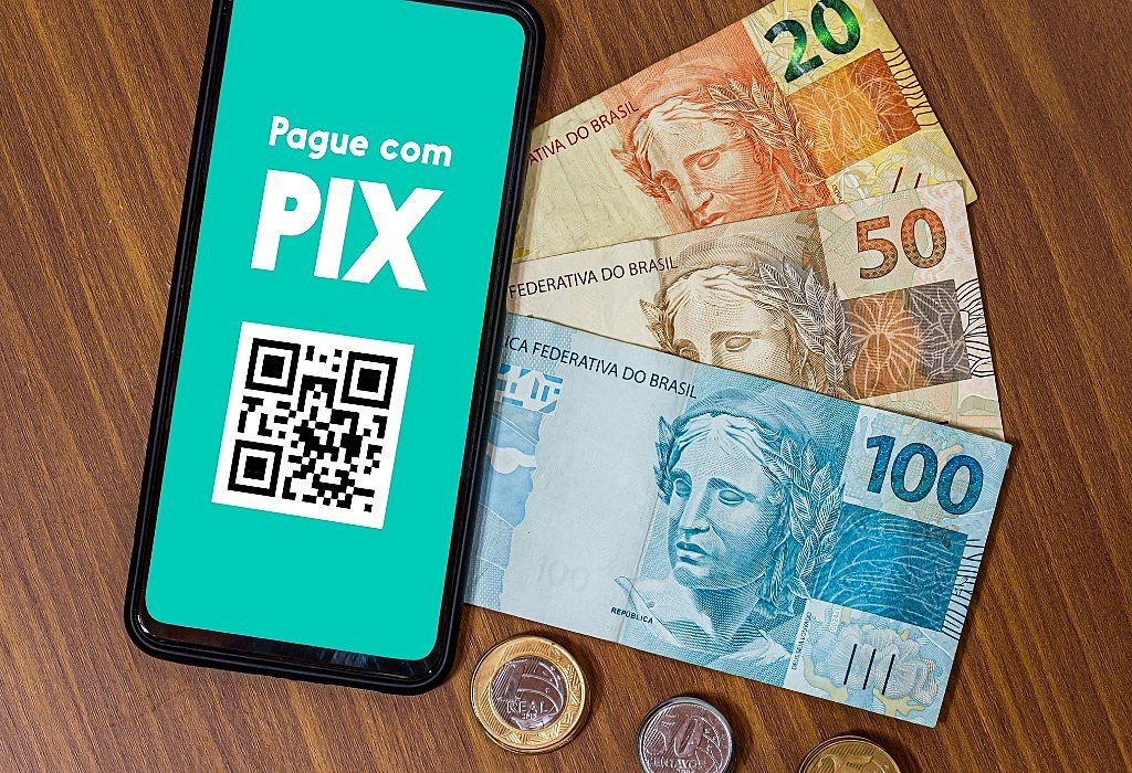 Transformações Financeiras no Brasil: PIX Ganha Espaço, Cheque Perde Terreno, e Endividamento no Cartão de Crédito Persiste.