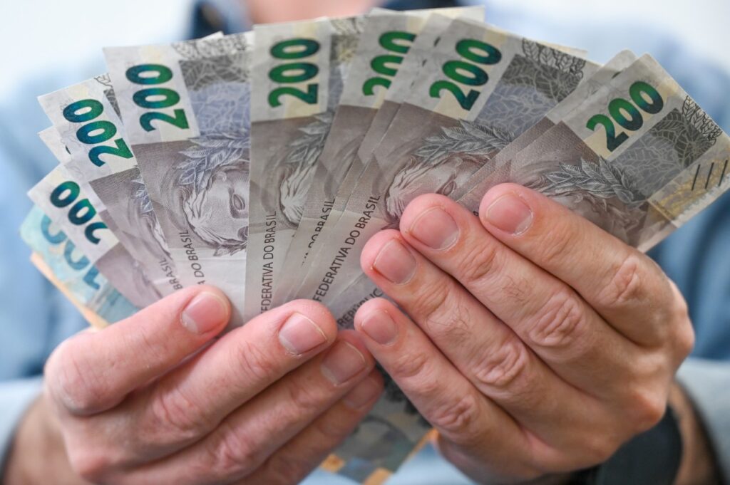 AS TAXAS DE JUROS DE UM EMPRÉSTIMO SÃO DIFERENTES POR CONTA DA IDADE ?