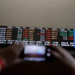 Ibovespa fecha em queda e caminha para pior ano desde 2021