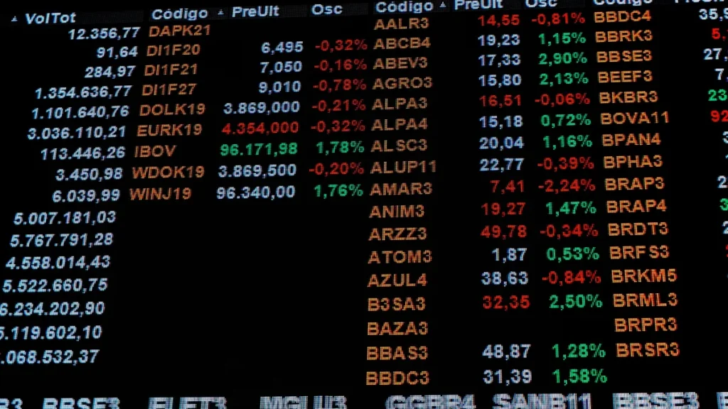 Bolsa opera em queda e dólar registra alta antes do Natal