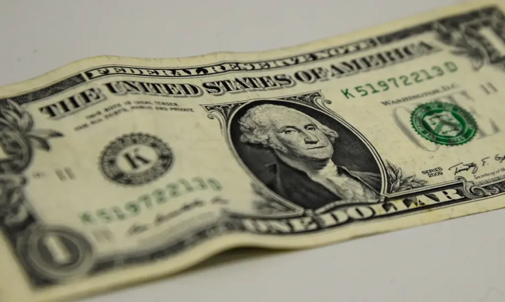 Dólar Sobe 1% e Ibovespa Cai: Os Movimentos do Mercado