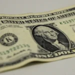 Dólar Sobe 1% e Ibovespa Cai: Os Movimentos do Mercado