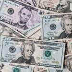 Ibovespa cai 1,15% e dólar vai a R$ 6,05