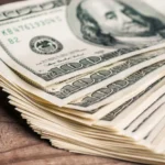 Dólar volta a subir