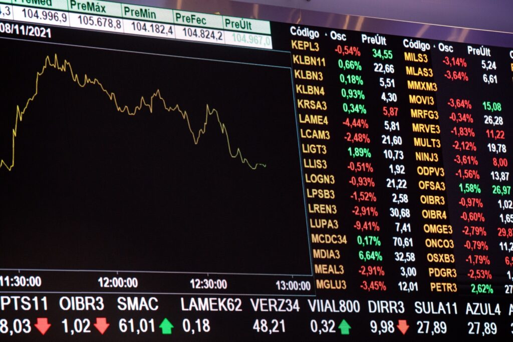 Ibovespa Ao Vivo: Bolsa recua em dia de inflação do Brasil e EUA; VALE3 despenca