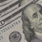 Dólar sobe e fecha a R$ 5,15 após Trump intensificar ameaças contra o Irã; Ibovespa tem leve alta